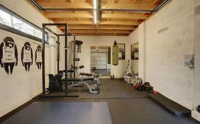 Spacious 4 Bed Home With Gym And Tennis Court